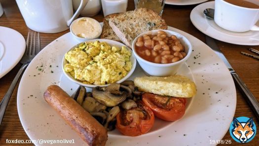 Plenty #Vegan breakfast options at #AmblesideManor hotel in #LakeDistrict in a gorgeous dining room to start the day #Itseasy2bvegan #Veganfood