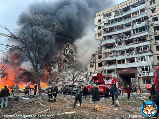 Сегодня, 14 января, снова прошёл массированный удар российской армии по украинским городам. Обстрел привёл к разрушению подъезда жилого дома в Днепре. Множество людей попали под завалы, 20 из них уже спасли. При этом не менее 5 человек погибло и 39 ранено, включая 7 детей.  1/5