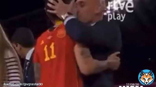 Spain  player Jenni Hermosa and FA president kiss after winning #WorldCup2023