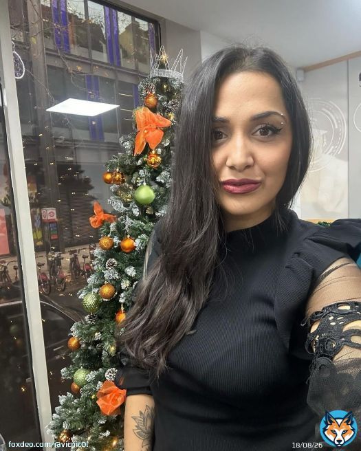 Photo by Vicnic0l in London, United Kingdom. May be a selfie of one or more people, eyeliner, hair, lipstick, makeup, christmas tree and top.