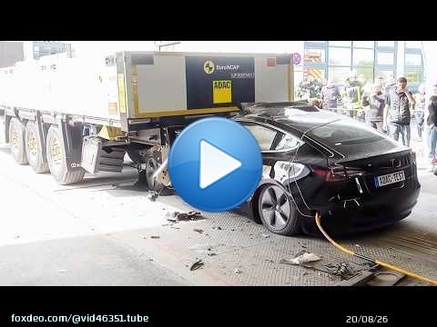 TESLA VS CAMION - Crash Test