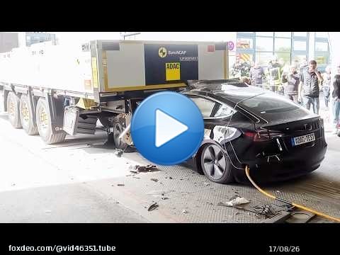 TESLA VS CAMION - Crash Test