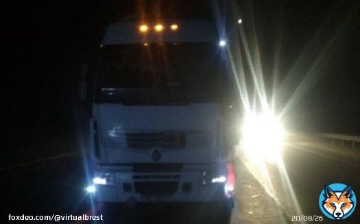 Пьяного мужчину сбила огромная фура ночью на трассе М1. Он выжил, но попал в больницу     23 января около 05:15 часов 52-летний житель города Барановичи управлял транспортным средством &laquo;Renault&raquo; в составе с полуприцепом и двигался по автодороге М  #brest_by