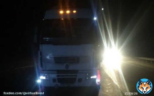 Пьяного мужчину сбила огромная фура ночью на трассе М1. Он выжил, но попал в больницу     23 января около 05:15 часов 52-летний житель города Барановичи управлял транспортным средством &laquo;Renault&raquo; в составе с полуприцепом и двигался по автодороге М  #brest_by