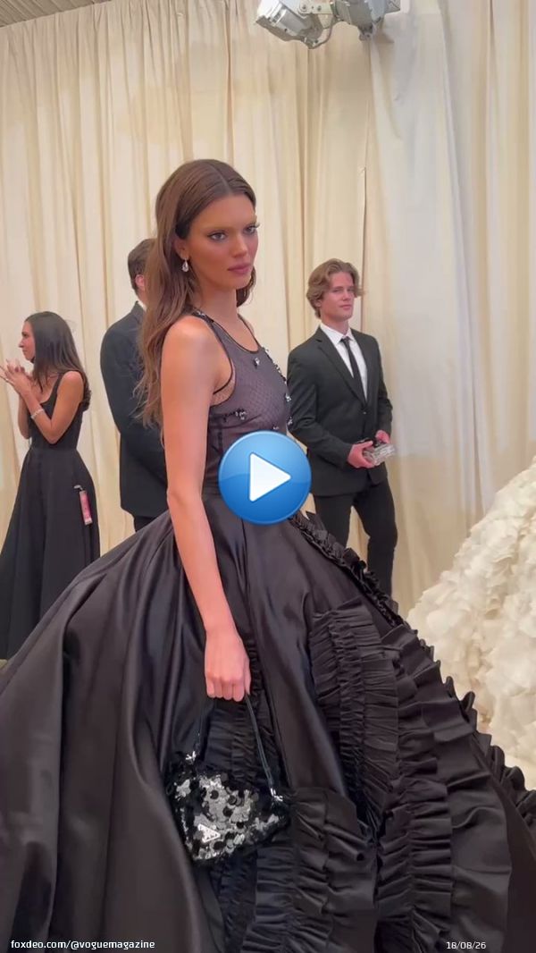 For the 2022 #MetGala  @KendallJenner debuts a new bleached brow look to go with her custom Prada gown. See more red carpet arrivals here:
