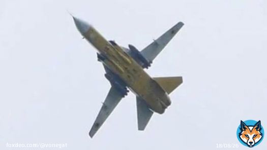 СУ-24 е достатъчен като носител на ракети Storm Shadow. А вдясно е резултатът от ударът по пристанището в Бердянск