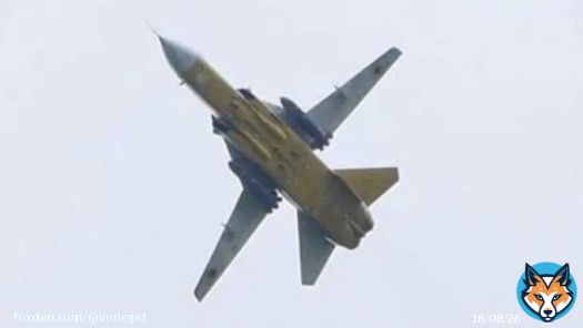 СУ-24 е достатъчен като носител на ракети Storm Shadow. А вдясно е резултатът от ударът по пристанището в Бердянск