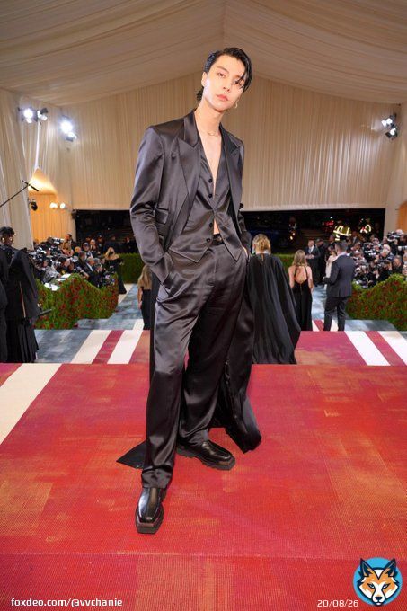 NO PUEDE SER QUIEN ES EL?! Wow que guapo es  #NocheCero