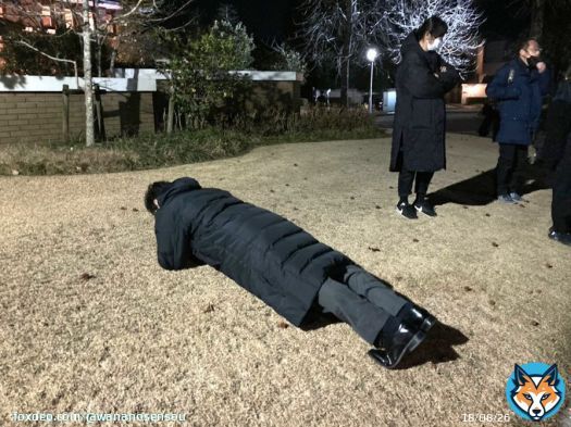 「寒いのでお車でお待ちください」と言ったら草彅さん「僕、この体勢で待ってる！これで待ってる役者は、なかなかいないよね！」と。横を通り過ぎるスタッフがビクッとなってました。何なら自転車に轢かれそうでヒヤヒヤしました。 #罠の戦争 #草彅剛 #トレーニングです