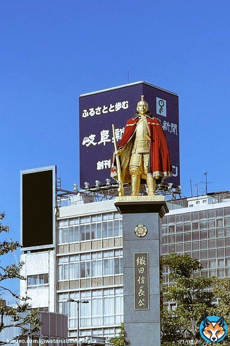 ぎふ信長まつり 黄金の織田信長公像はJR岐阜駅の北口駅前広場にたつマントを羽織った金ピカの織田信長公像 だんだん大きく人達満員 満員御礼となっております #ぎふ信長まつり