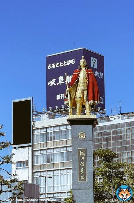 ぎふ信長まつり 黄金の織田信長公像はJR岐阜駅の北口駅前広場にたつマントを羽織った金ピカの織田信長公像 だんだん大きく人達満員 満員御礼となっております #ぎふ信長まつり