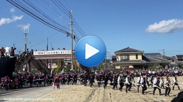 唐津くんちの御旅所神幸（おたびしょしんこう）。西の浜の曳きこみでは，砂地に埋もれた曳山を豪快に進めていました。 #唐津くんち