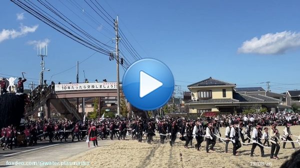 唐津くんちの御旅所神幸（おたびしょしんこう）。西の浜の曳きこみでは，砂地に埋もれた曳山を豪快に進めていました。 #唐津くんち