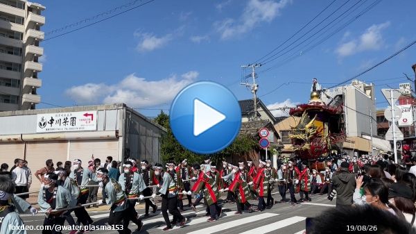 高砂町の交差点を回る十四番曳山の七宝丸。道路の舗装には曳山の跡がたくさんついていました。 #唐津くんち