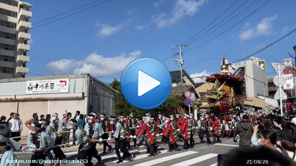 高砂町の交差点を回る十四番曳山の七宝丸。道路の舗装には曳山の跡がたくさんついていました。 #唐津くんち