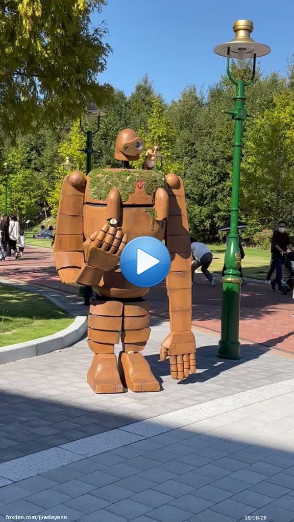 ジブリパーク内覧会で、動くロボット兵がいてみんな行列作って写真撮ってたのよ。中に人が入ってたんだけど、これが実は公式ではなくて素人が勝手にコスプレ作って持ち込んで立ってたらしい！マジか！凄すぎるわ！　#ジブリパーク #ロボット兵