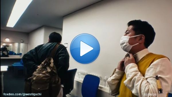 腕が短いから袖を引っ張ってるのがバレました。  'M-1グランプリ2022&times;ウルフルズ「暴れだす V」' を YouTube で見る