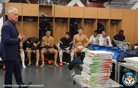 - Jules, tu vas sortir. Benjamin... - Oui coach ? - Tu peux prendre ta douche aussi. On va rester à 10 c'est mieux. #FRAPOL