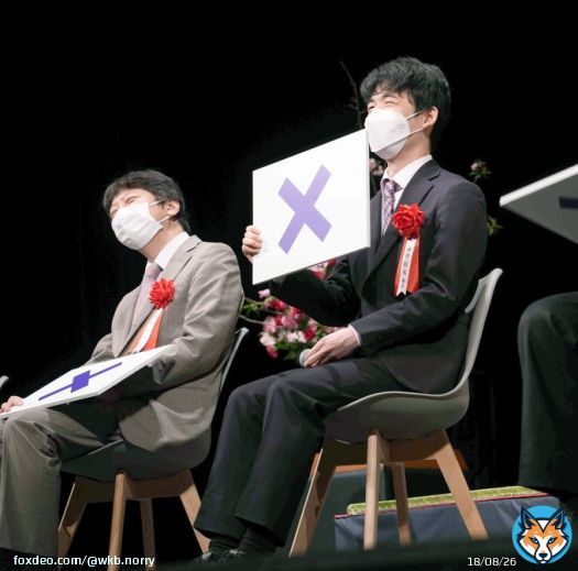 ＞タイトル戦続きの日々を「本当のこと言うと、そんな大変じゃないんじゃないですか」と問われたが、苦笑いしつつ「初めてタイトル戦に出た２０年は月に１０局くらい指してきつかったので、（今は）このくらいなら大丈夫かなという気分になっています」