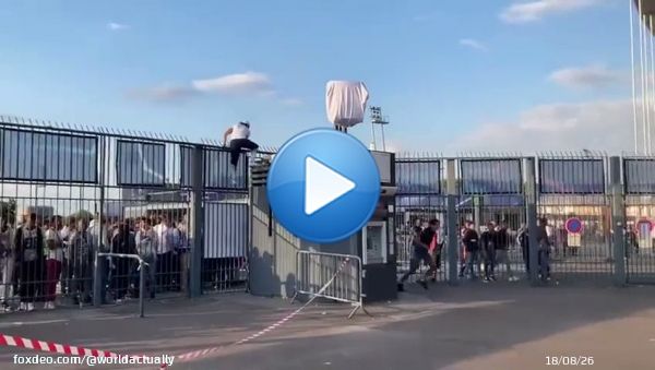 Обстановка перед стадионом 'Стад де Франс' в Париже.