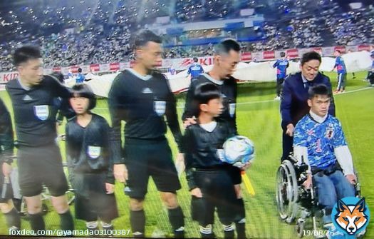 サッカー、コロンビア戦。 入場シーンで、今まで子どもたちを映すことはあっても、車椅子の同行者を映すことは少なかった。はっきりと放映されたのは、珍しい。