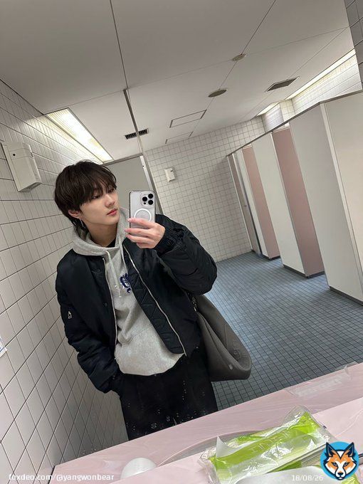 mirror selca from round jungwon