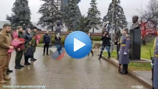 В Донецке в День ракетных войск и артиллерии открыли памятник Корсе - командиру дивизиона реактивной артиллерии НМ ДНР Ольге Качуре.   Корса погибла 3 августа под Горловкой. Вечная память Герою России Видео: Донбасс Решает