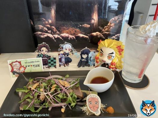 マチ\u2605アソビカフェOSAKA 鬼滅の刃コラボカフェ ランチョンは玄弥君とカナヲちゃん カナヲちゃん写真が反射でｺﾞﾒﾝ  鰹のタタキと蜜璃ちゃんパスタ！ キレイな盛り付けで美味しくいただきました 炭治郎のヨーグルトパフェも程よい酸味とフルーツが美味しくてスッキリ美味しかったｽｷ