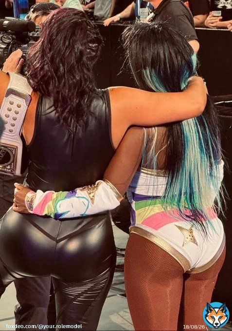 Me & @_feel_the_glow  love giving you a good view so take pictures