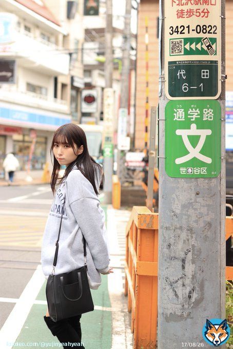model: 涼白ましろさん @chocolumi_mashi   #平日撮影会 #下北沢  #ファインダー越しの私の世界  #ポートレート #初撮影   井の頭線下北沢駅の踏切はあの頃のままでした。