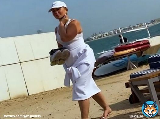 Депутат верховной рады Юлия Тимошенко сообщила, что в Дубае находится с военно-дипломатическим визитом, а на пляже была в поисках местного адмирала, чтобы договориться о поставках подводных лодок