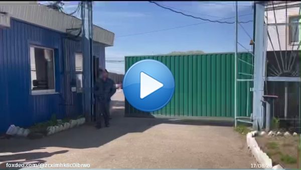 Бывший министр Улюкаев вышел на свободу по УДО,отсидев 5 лет из восьми. Колонию Улюкаев покинул на Range Rover в составе нескольких машин без номеров.