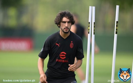 تواجد اليوم ياسين عدلي لدى قنصلية الجزائر ، سيقوم لاعب الروسونيري ميلان بالحصول على جواز جزائري تمهيدًا لتمثيله منتخب محاربي الصحراء  .