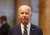 В Вашингтоне президент США Джо Байден подошел к группе журналистов, но не нашел, кому пожать руку, и решил не отвечать на вопросы. Как предположил корреспондент газеты New York Post, американский лидер хотел кого-то поприветствовать, но передумал,