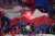FC東京の花火か発煙筒か、顔がバレないように隠れて腕だけ出してるのが悪質。 #天皇杯