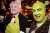 Der bayrische Ministerpr&auml;sident Horst Seehofer sichert Shrek nach monatelangen Verhandlungen zu das Fracking in seinem Sumpf zu beenden (2014, koloriert)