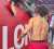 محمد صلاح ظهر في فيديو متدوال يهدي قميصه لأحدي المشجعين وفي ظهره علامات العلاج بالحجامة وصية رسول الله #محمد_صلاح
