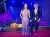 #alfombraroja que alguien le ense&ntilde;e a caminar a Marcianeke, parece que se iban a caer los pantalones #nochecero