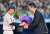 #プロ野球、#ヤクルト ― #DeNA のシーズン最終戦の後、嶋選手、内川選手、坂口選手の引退セレモニーが行われました。写真は、引退セレモニーで楽天の #田中将大 投手から花束を受け取るヤクルトの #嶋基宏 捕手です。  写真特集&rarr;  #内川聖一 #坂口智隆