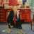 Esta imagen pertenece a un cuadro de Epstein que tenía en su residencia de New York. En el cuadro aparece George Bush derribando torres con aviones de papel.