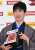 【 #藤井六冠 】 将棋の棋王戦第4局で、渡辺明前棋王を破り最年少で「六冠」を達成した藤井聡太新棋王。対局後の記者会見で、箱に入ったいちごを手に記念撮影に応じました＝目良友樹撮影