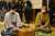 #ShogiLive 琵琶＠椿山荘＞\u25b2渡辺明名人－\u25b3藤井聡太竜王の第81期名人戦七番勝負第１局を中継中です。先手の渡辺名人が先攻しましたが、藤井竜王が反撃に転じて局面が動きました。藤井竜王は先手に十分な態勢を築かれる前に動いたと見られています。渡辺名人が43手目を封じ、１日目が終了しました。