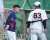 ＜巨人・侍ジャパン＞　試合前、原監督（右）に挨拶する　#森友哉　（撮影・光山　貴大 @takahiroKOHYAMA ) 　#侍ジャパン 　#巨人　#ジャイアンツ