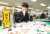 【#藤井聡太 王将来社】本紙創刊75周年記念トークイベント出演のためスポニチ東京本社に来社した藤井王将。生配信前には編集局を見学し、自身の１面写真がズラリと並んだ編集局長席で記念撮影を行いました（撮影・木村　揚輔）  記事とそのほかの写真は&darr;から
