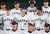 ＜ #侍ジャパン 練習＞ 集合写真撮影に臨む侍ジャパン。#大谷翔平が #栗山英樹 監督の背中を凝視。実はユニホームを忘れた栗山監督、#甲斐拓也 のを借りてました（撮影・沢田　明徳）#WBC #MLB #ダルビッシュ有 #佐々木朗希 #山本由伸 #吉田正尚 #源田壮亮 #今永昇太