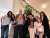 Деми Мур и Эмма Хемминг, прошлая и нынешняя жёны Брюса Уиллиса, устроили совместное Рождество, чтобы поддержать актёра. У Брюса деменция, болезнь прогрессирует: он почти не разговаривает и редко узнаёт даже близких.