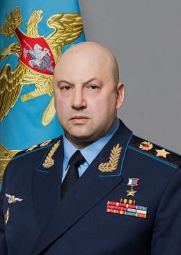 Сегодня день рождения у Героя России, командующего объединённой группировкой войск в районе специальной военной операции на территории Украины, главкома Воздушно-космических сил генерала армии Сергея Суровикина. Сергею Владимировичу исполняется 56 ле