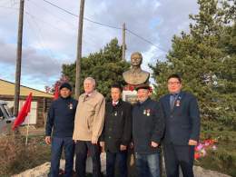 В Якутии установлен шестой памятник Сталину. На открытие пришел и прославленный вилюйский шаман   На фото: шаман Седует рядом с лидером якутских коммунистов Губаревым.    Тенденция, однако...