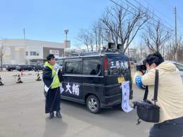 苫小牧AEON前にて 苫小牧新報さん取材していただきました。  苫小牧市役所前でも 街宣させていただきました  #北海道知事選挙 #百年記念塔を守ろう