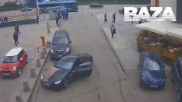 Боец ММА Асхаб Магомедов напал на охранников парковки Москве.  Магомедов объехал шлагбаум и без разрешения вырулил на парковку возле Казанского вокзала.  Полицейские задержали бойца и сразу отпустили. Пострадавшие охранники говорят, что Асхабов показ
